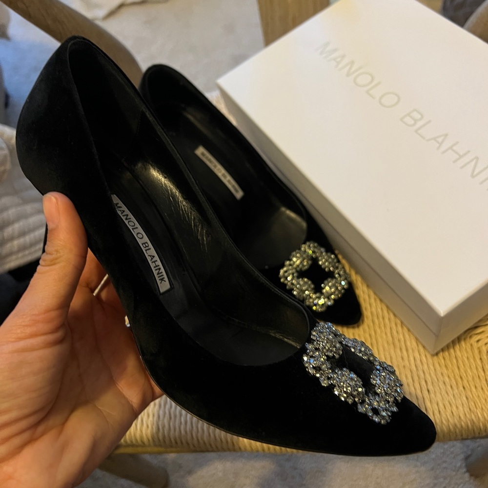 MANOLO BLAHNIK
70MM HANGISI VELVET PUMPS
SIZE: 41 IT
